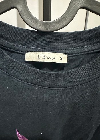 Siyah Baskılı Kadın Tişört - Görsel 2