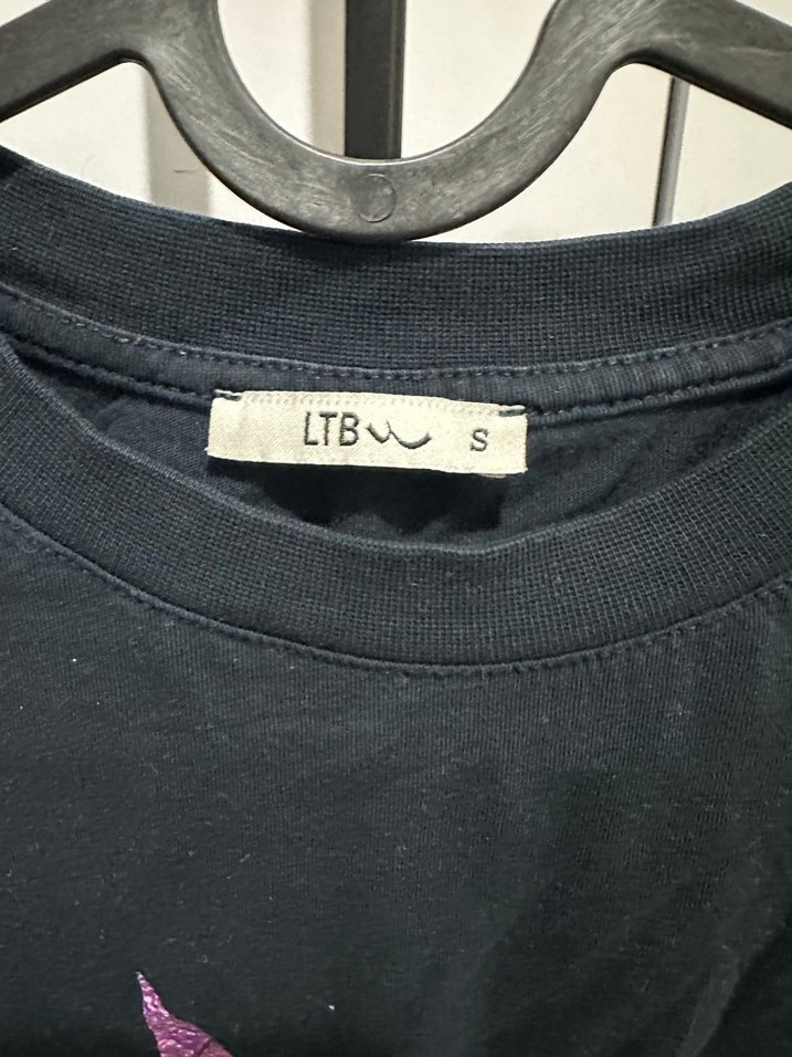 Siyah Baskılı Kadın Tişört - Görsel 2