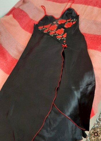 m Beden Kırmızı Nakışlı Uzun Siyah Gotik Gecelik