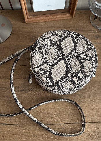 Mango Gri Yılan Derisi Desenli Zincir Detaylı Kadın Çapraz Çanta
