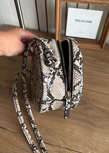  Beden ten rengi Renk Mango Gri Yılan Derisi Desenli Zincir Detaylı Kadın Çapraz Çanta