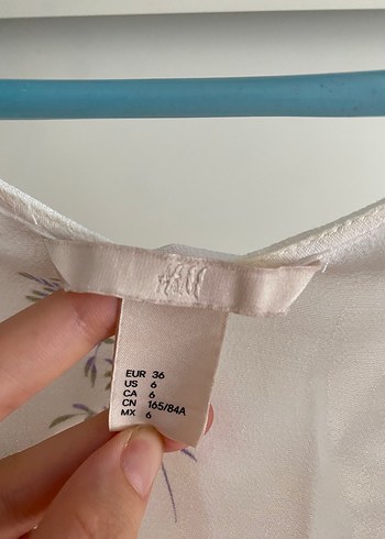 H&M Nakışlı Beyaz V Yaka Kadın Bluz