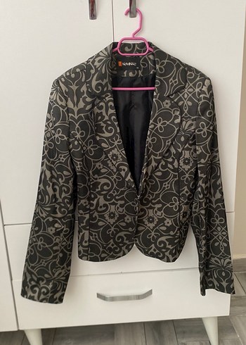 Düğmeli Siyah Desenli Kısa Kadın Blazer