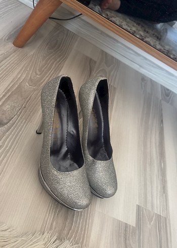 Diger Gri Simli Yılan Desenli İnce Topuklu