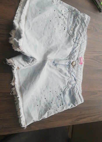Beyaz Taş Detaylı Mini Denim Şort