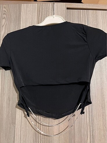 Taşlı crop sırt dekolteli crop bluz