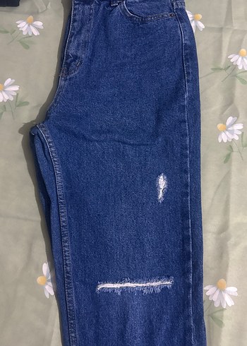 Yırtık Detaylı Mavi Midi Kot Pantolon