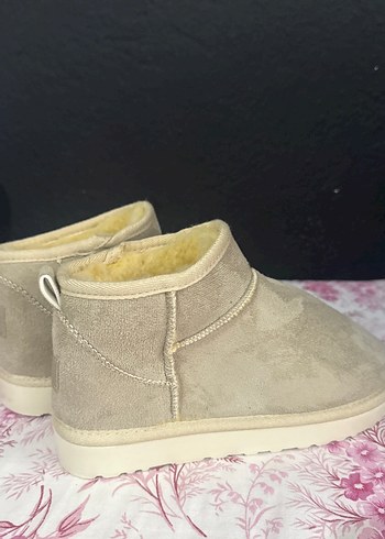 Kızlar için Bej Kürklü Süet Terlik - Görsel 3