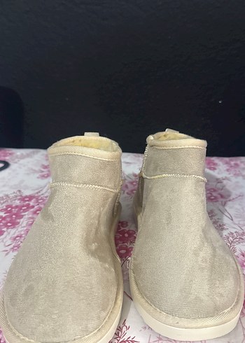 Kızlar için Bej Kürklü Süet Terlik - Görsel 2