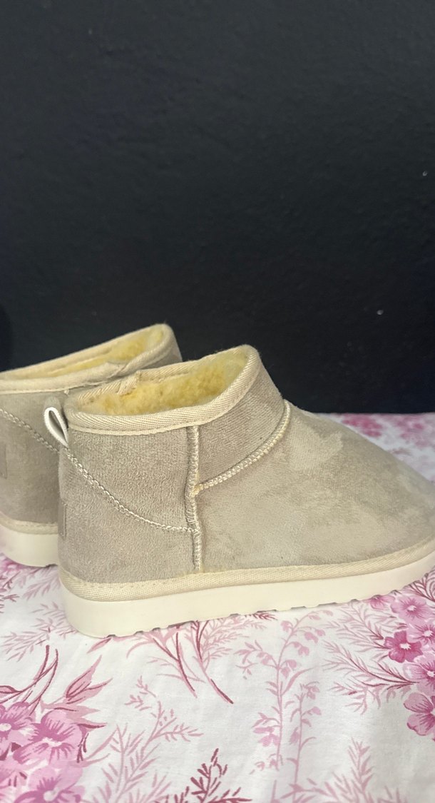 Kızlar için Bej Kürklü Süet Terlik - Görsel 3