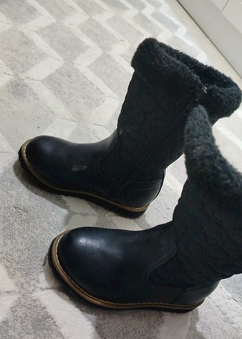 Kız Çocuk Siyah Kürklü Lastik Bot