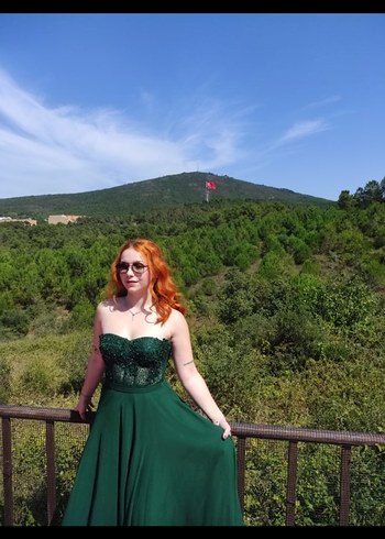 Uzun Parlak Zümrüt Yeşil Straplez Gotik Kadın Abiye - Görsel 3