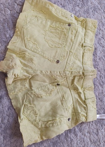 Sarı Düğmeli Nakışlı Mini Kadın Şort - Görsel 3