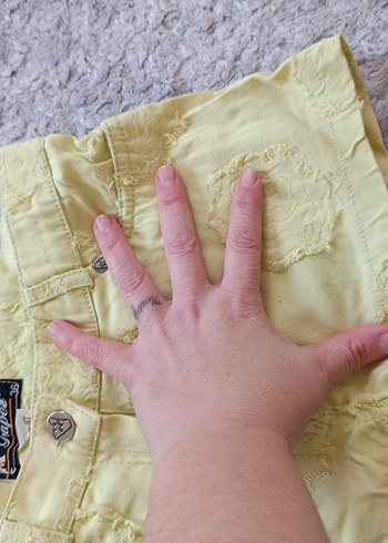 Sarı Düğmeli Nakışlı Mini Kadın Şort - Görsel 2