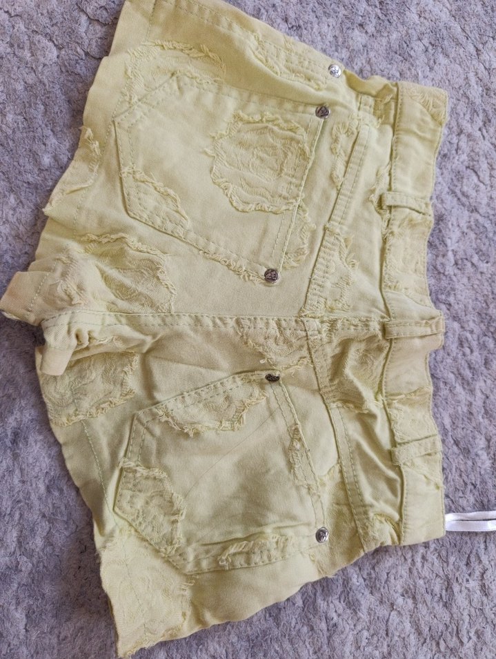 Sarı Düğmeli Nakışlı Mini Kadın Şort - Görsel 3