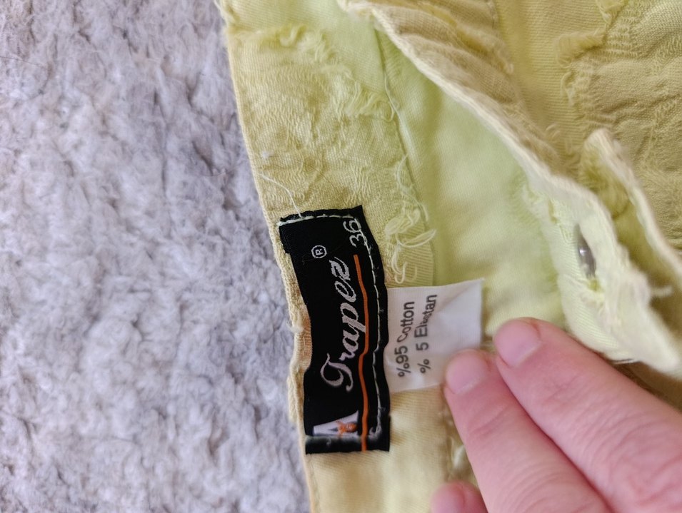 Sarı Düğmeli Nakışlı Mini Kadın Şort - Görsel 4