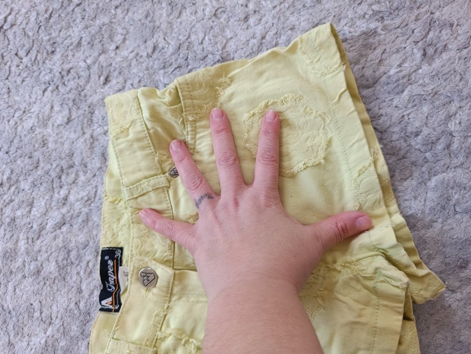 Sarı Düğmeli Nakışlı Mini Kadın Şort - Görsel 2