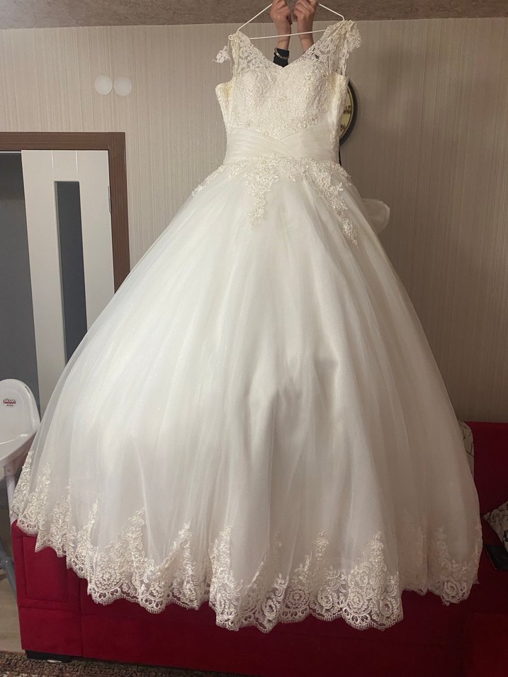 V Yaka Kısa Kollu Prenses Gelinlik - Görsel 2