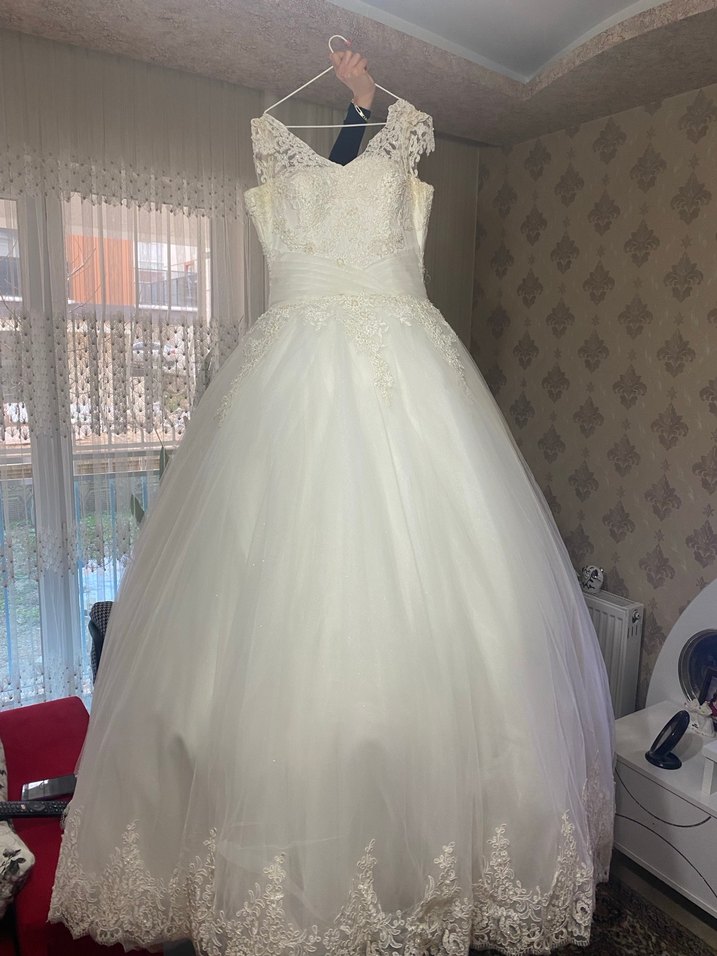 V Yaka Kısa Kollu Prenses Gelinlik - Görsel 5