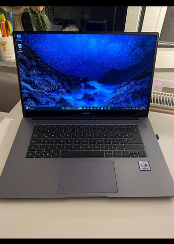 Gri Huawei Laptop ve Siyah Laptop Çantası powerbank ve mouse - Görsel 3