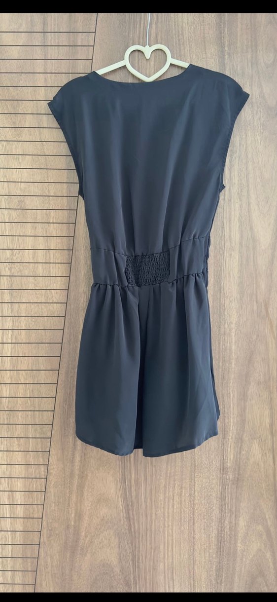 V Yaka Drapeli siyah mini Kadın Tulum - Görsel 3