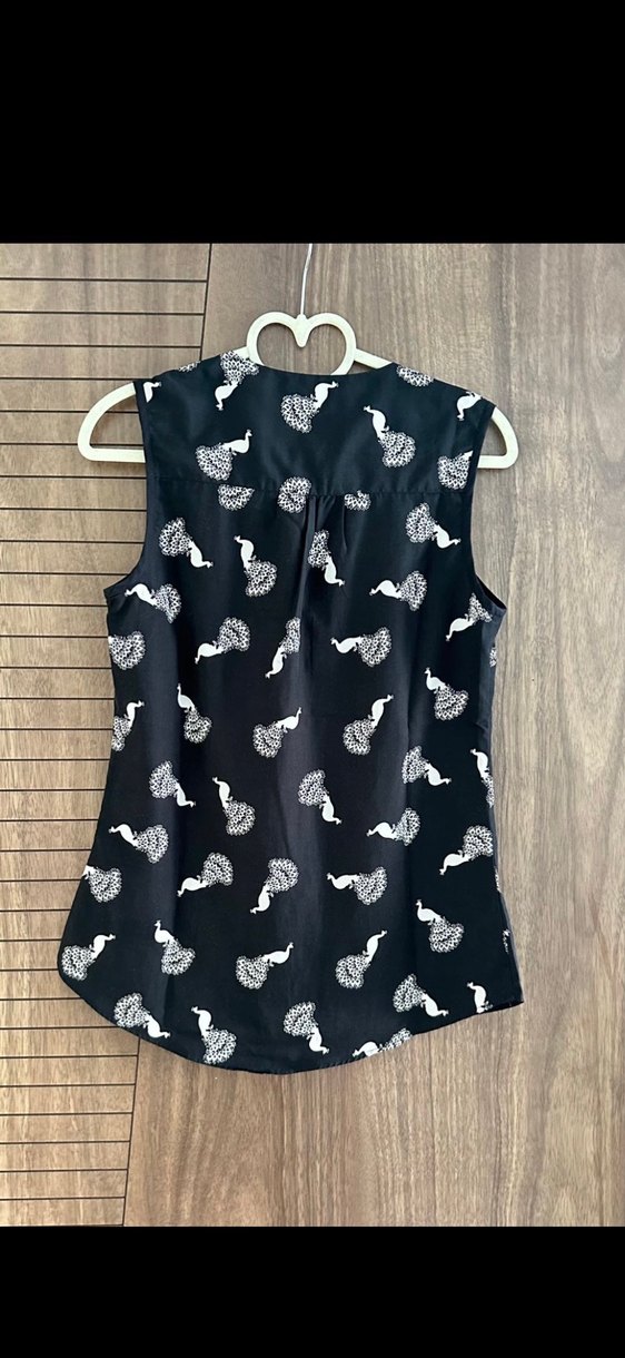 Düğmeli V Yaka Kolsuz Desenli Kadın bluz - Görsel 2