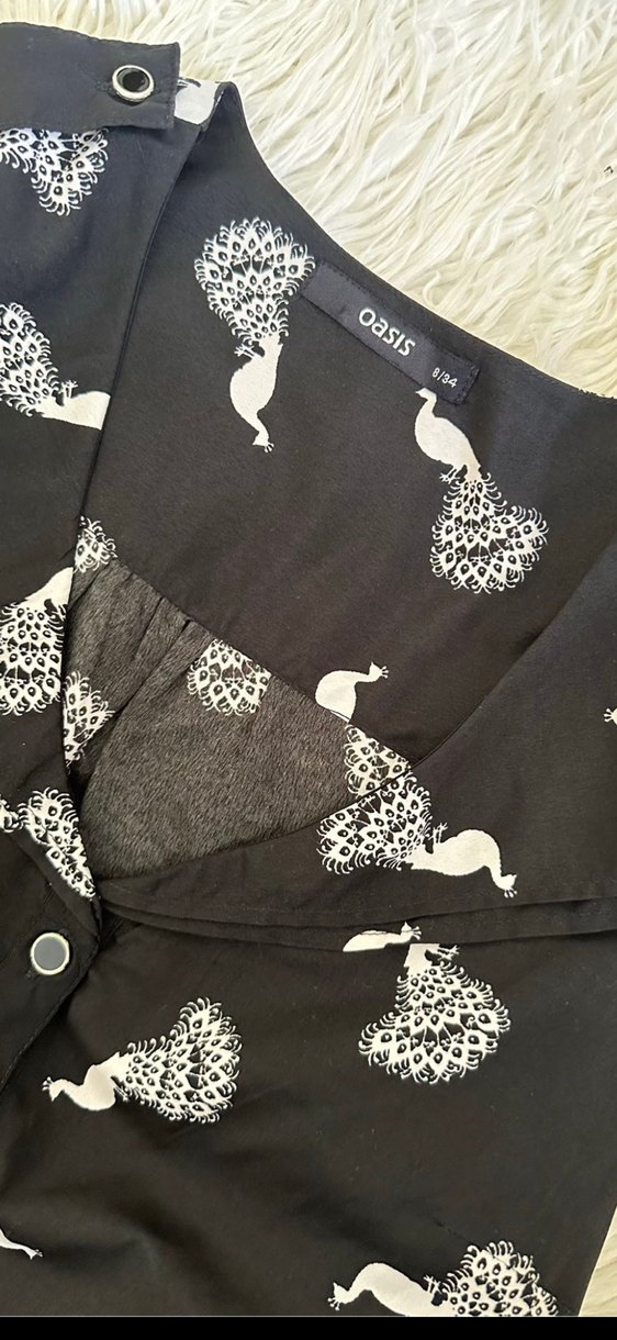 Düğmeli V Yaka Kolsuz Desenli Kadın bluz - Görsel 3