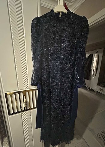 Lacivert Uzun Kollu Gotik Drapeli Elbise - Görsel 3