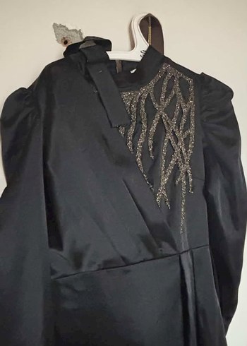 Uzun Siyah Gotik İşlemeli V Yaka Elbise - Görsel 3