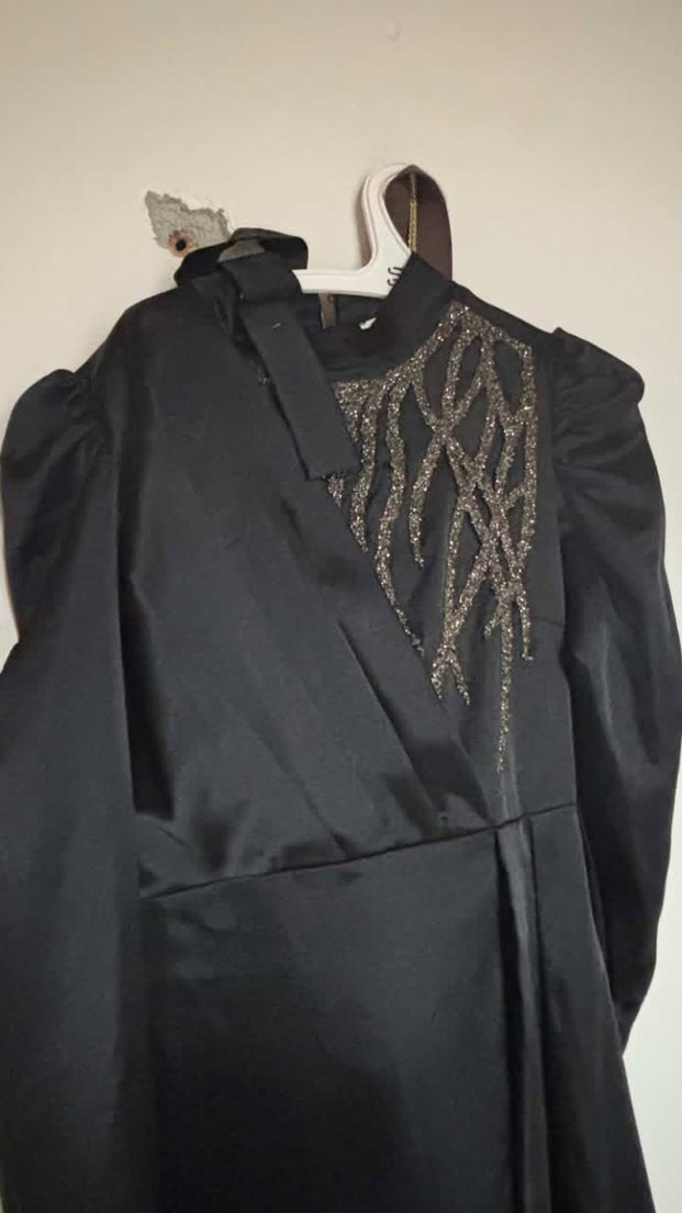 Uzun Siyah Gotik İşlemeli V Yaka Elbise - Görsel 3