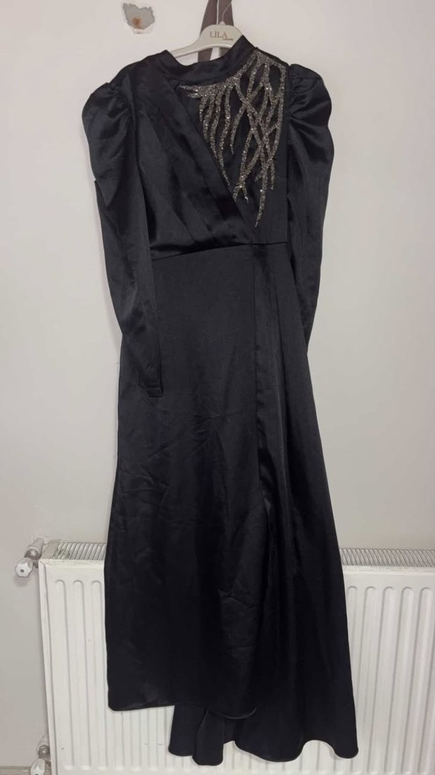 Uzun Siyah Gotik İşlemeli V Yaka Elbise - Görsel 2