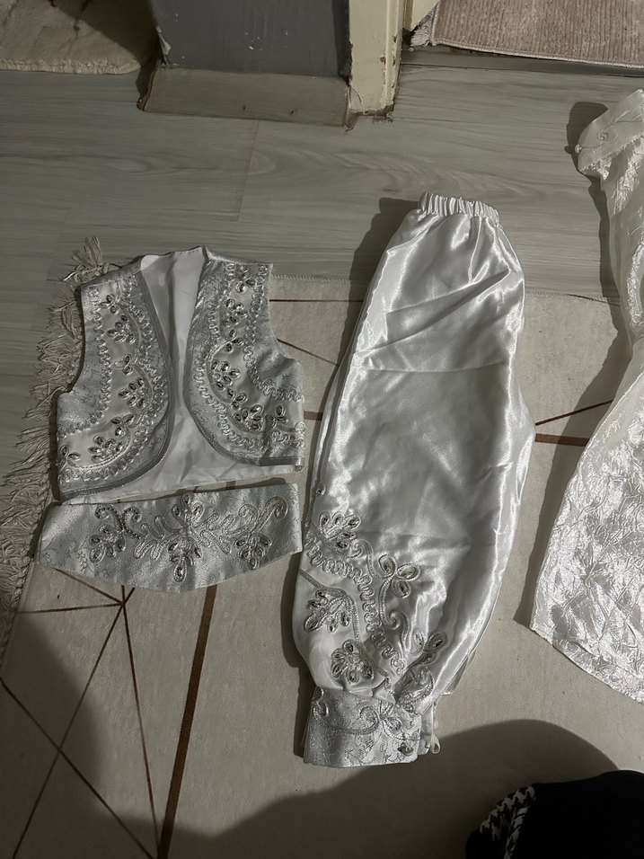 Bohem Tarzı Beyaz Nakışlı Kürklü Çocuk Takımı - Görsel 5