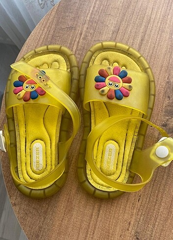 Sarı çocuk sandaleti 