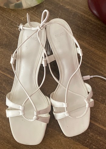 Beyaz Deri Stiletto Topuklu Kadın Sandalet
