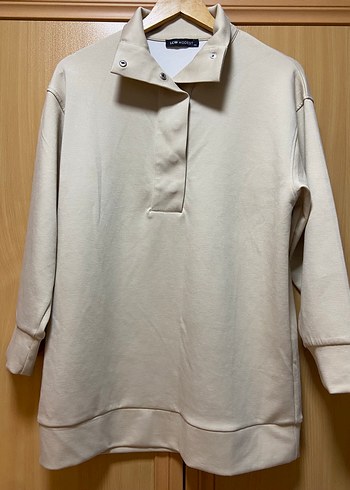 Bej Düğmeli Yüksek Yakalı Kadın Sweatshirt