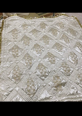 İşlemeli Parlak Beyaz Yatak Örtüsü - Görsel 2