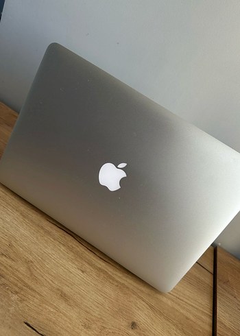 Bej Apple MacBook dizüstü bilgisayar - Görsel 3