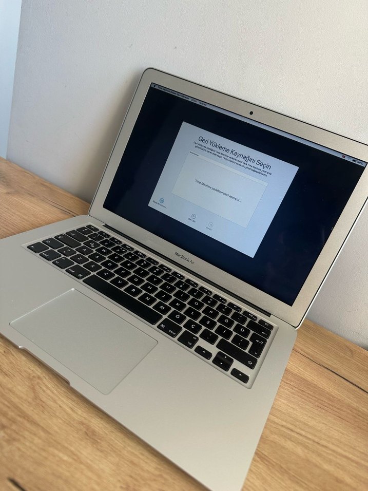 Bej Apple MacBook dizüstü bilgisayar - Görsel 2