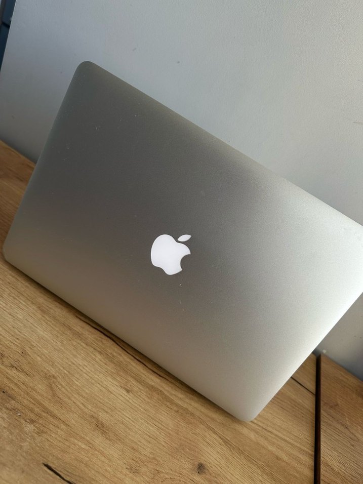 Bej Apple MacBook dizüstü bilgisayar - Görsel 3