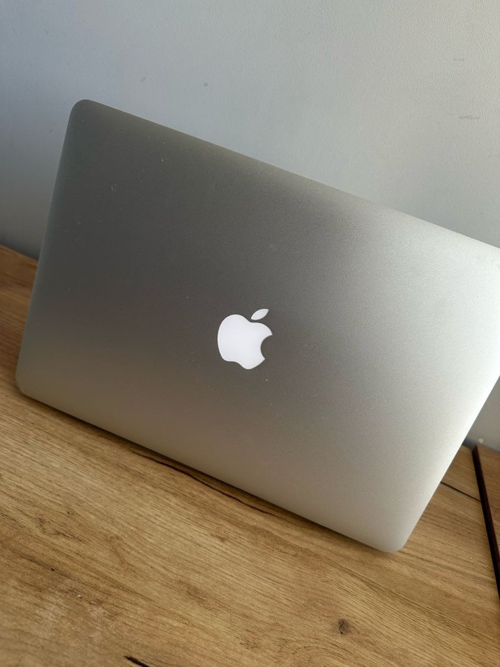 Bej Apple MacBook dizüstü bilgisayar - Görsel 4