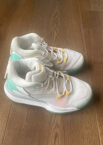 Beyaz Bağcıklı Basketbol Ayakkabısı - Görsel 3