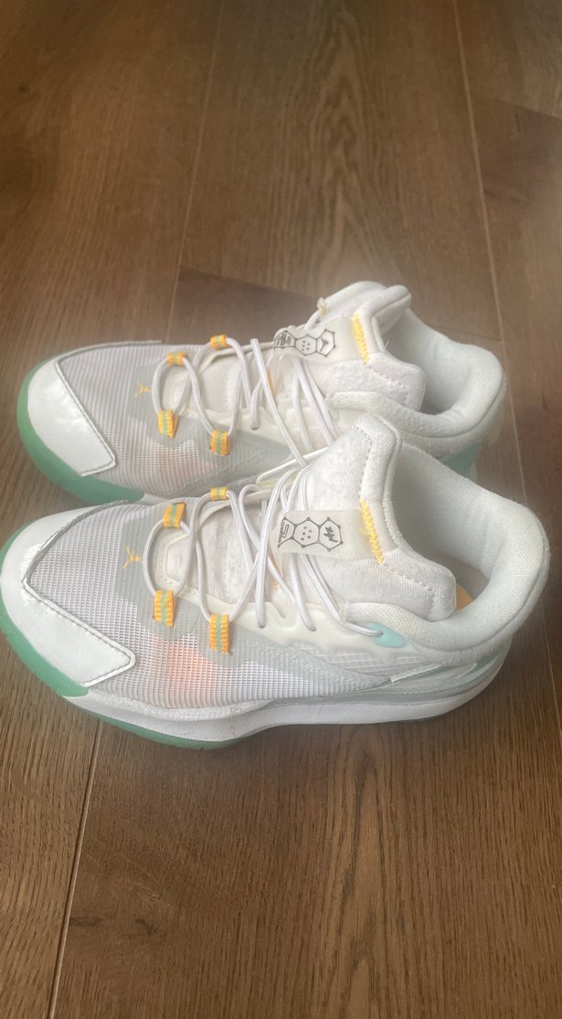 Beyaz Bağcıklı Basketbol Ayakkabısı - Görsel 2