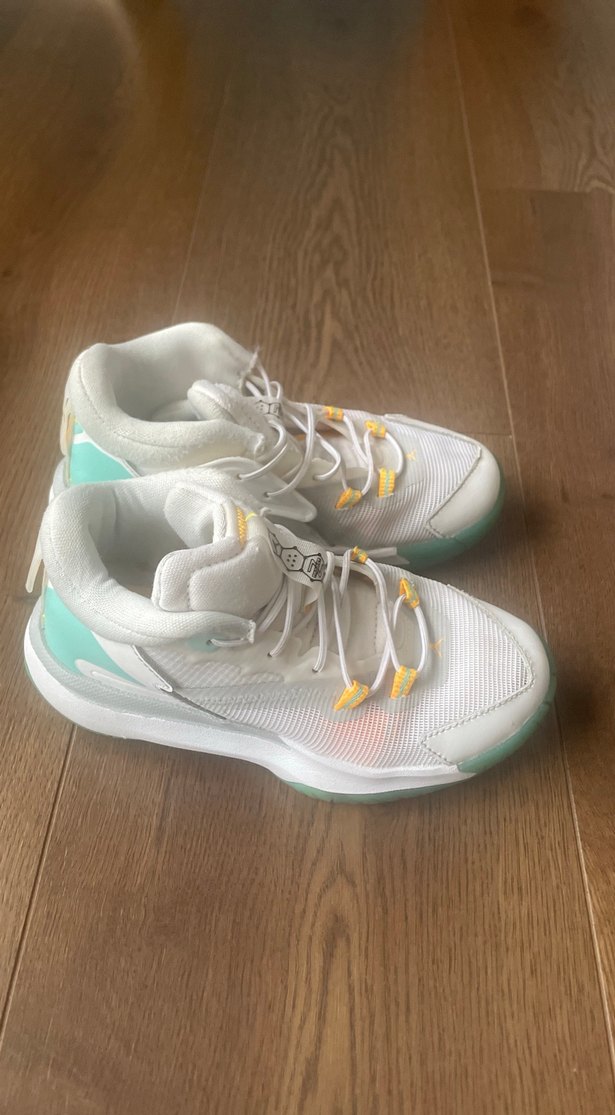 Beyaz Bağcıklı Basketbol Ayakkabısı - Görsel 3