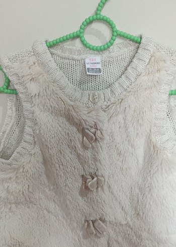 Kız Çocuk Beyaz Kürklü Kolsuz Yelek - Görsel 5