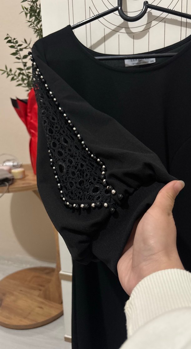 Zincir Detaylı Siyah Midi Elbise - Görsel 3