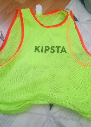 yeşil kıpsta antrenman yeleği