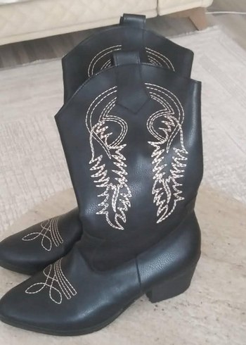 Deri İşlemeli Siyah Diz Boyu Topuklu Bot - Görsel 2