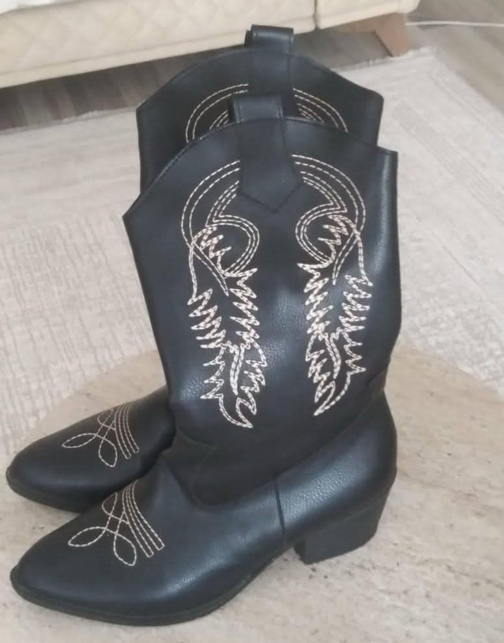 Deri İşlemeli Siyah Diz Boyu Topuklu Bot - Görsel 2