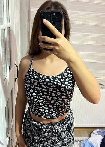 s Beden Siyah Çiçek Desenli İnce Askılı Crop Top
