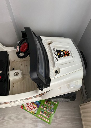 2K Beyaz Çocuk Elektrikli Binilebilir Araba